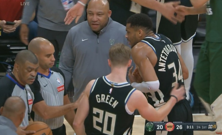  很不滿！字母哥和杰夫-格林籃下卡位倒地被吹犯規(guī) 向裁判抱怨