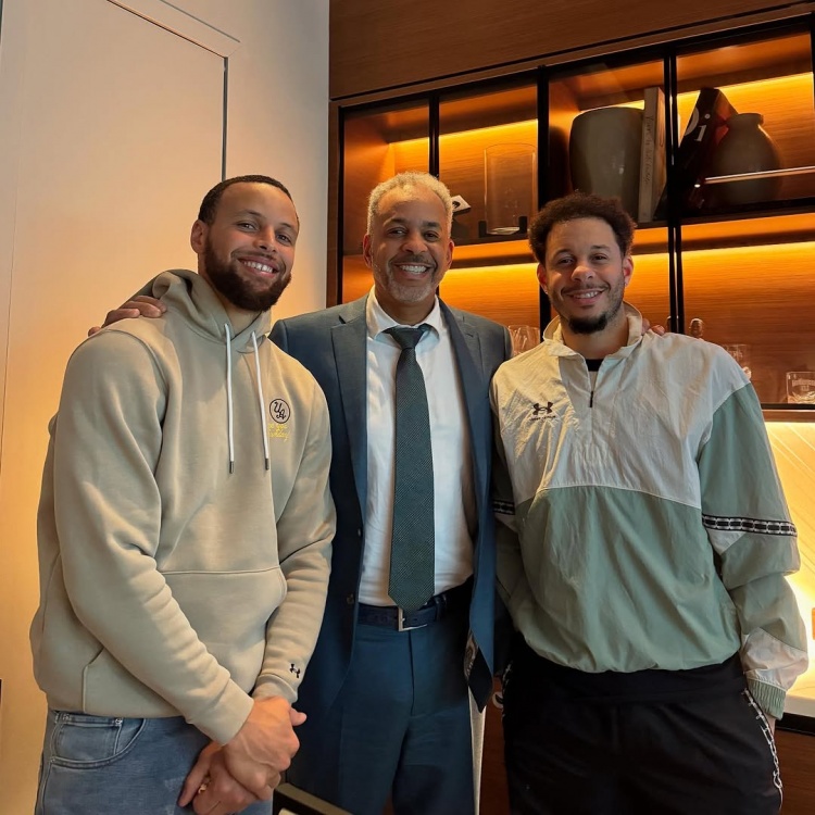  庫(kù)里父子三人！斯蒂芬曬自己與父親戴爾、弟弟賽斯的合照