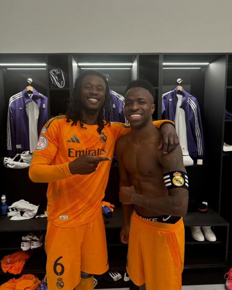  卡馬文加社媒曬照：與隊(duì)長(zhǎng)維尼修斯的合照