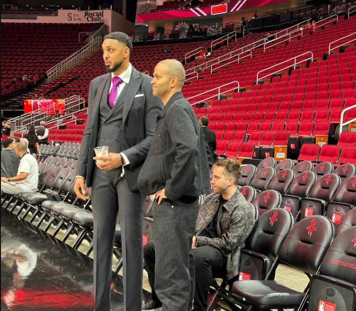  為球隊(duì)打氣！馬刺名宿帕克今天來(lái)到了豐田中心觀戰(zhàn)馬刺VS火箭