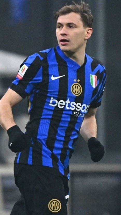  在周中意大利杯比賽，國米球員巴雷拉球衣胸前的隊(duì)徽印反了