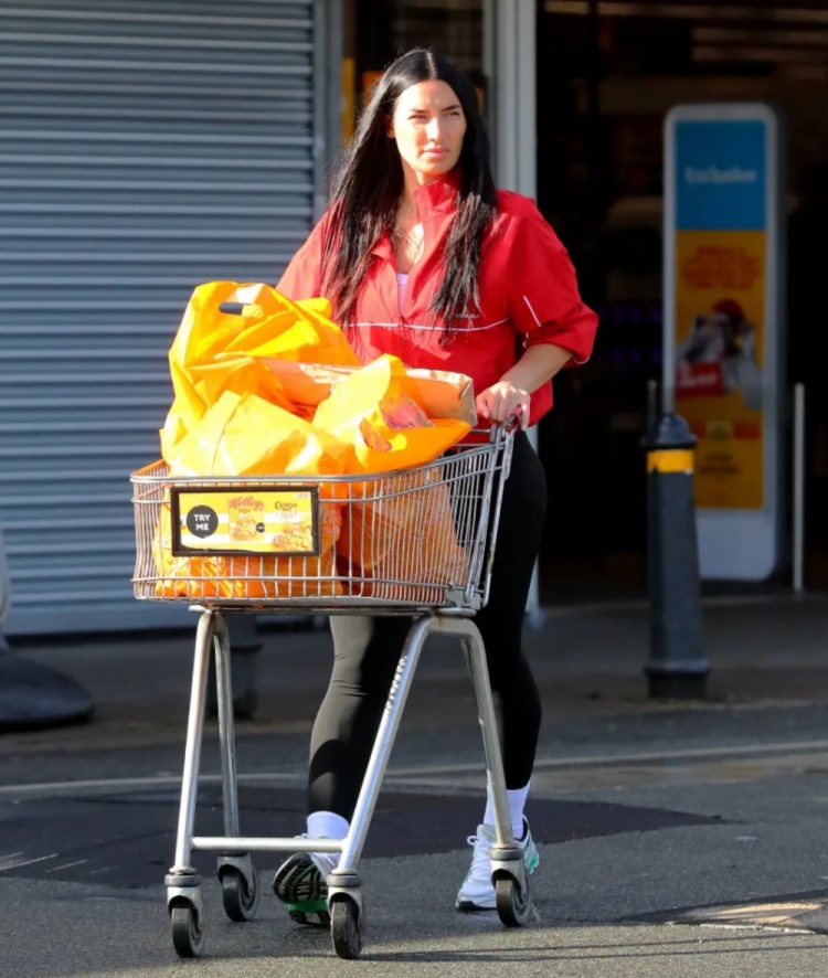  太陽(yáng)報(bào)：沃克妻子被拍到在當(dāng)?shù)爻匈?gòu)物，她未佩戴婚戒