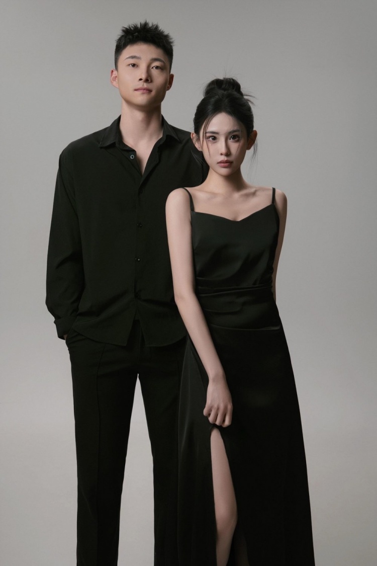  相當(dāng)般配！鄢手騏妻子曬兩人合照：鏡頭前的我們