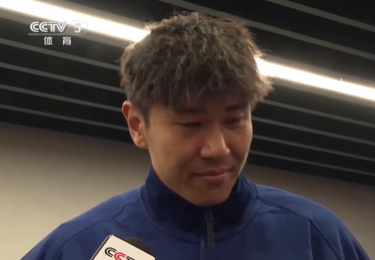  鐵漢柔情！三鎮(zhèn)球員劉奕鳴探望患病小球迷時(shí)哽咽