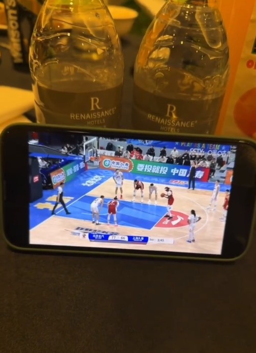  真籃球迷！國安外援法比奧用手機觀看CBA直播
