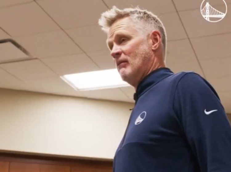  科爾賽后更衣室表?yè)P(yáng)球員：庫(kù)里哇哦！干得漂亮！波斯特在哪？