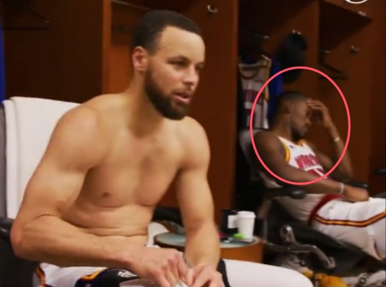  僅7中1！賽后全隊(duì)加油鼓勁時(shí) 巴特勒疑似在一旁扶額反省