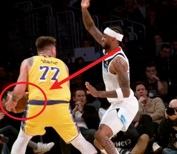  細節(jié)！東契奇壓哨出手前甚至還搓了一下球！沃克幾乎打到他的左手