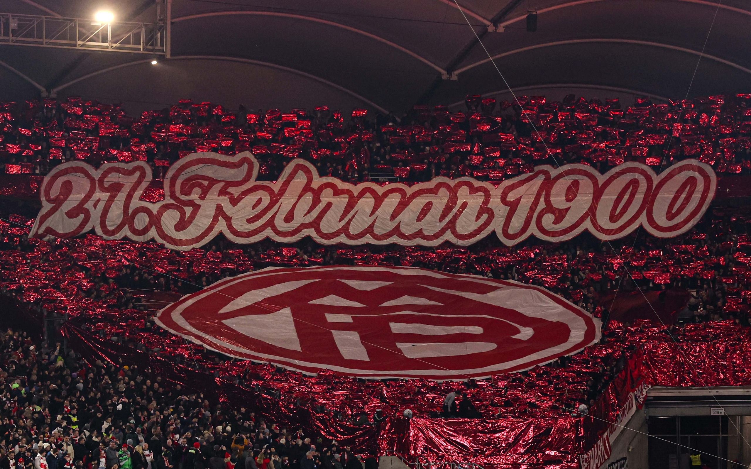  拜仁球迷在看臺(tái)展示TIFO，慶祝俱樂(lè)部成立125周年