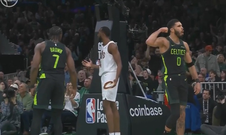  打瘋了！塔圖姆首節(jié)9中6砍下18分7板3助 秀肌肉慶祝