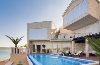  每晚655鎊！太陽報：胡梅爾斯將其位于克羅地亞的別墅對外出租