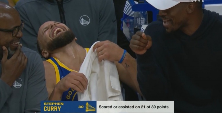  挑大梁！首節(jié)庫(kù)里12分4助 全隊(duì)30分中21分和他直接有關(guān)