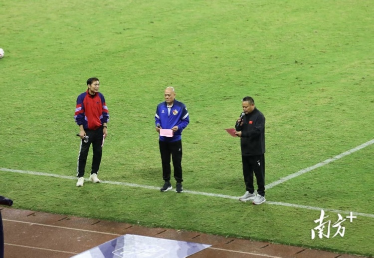  王惠良、池明華、謝育新三位名宿現(xiàn)身球場，為梅州客家加油助威