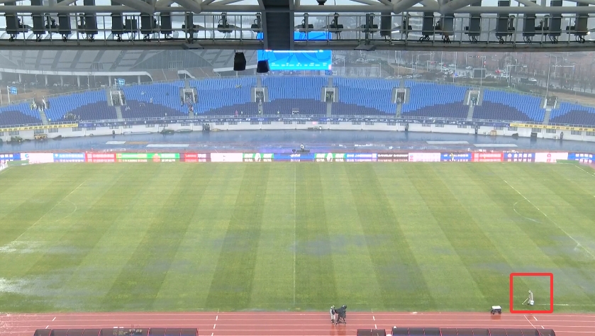  雨勢(shì)太大！西海岸主場(chǎng)工作人員在場(chǎng)邊剛畫完線，線又被雨沖模糊了