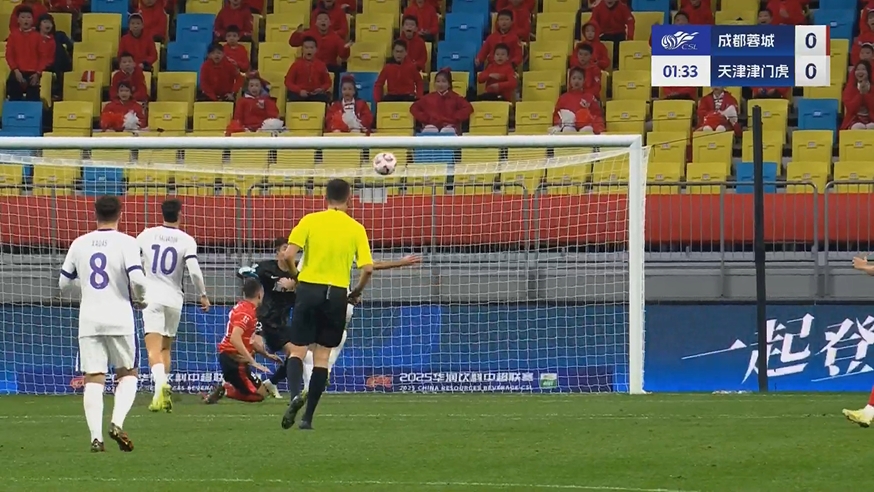  來(lái)勢(shì)洶洶！周定洋開(kāi)場(chǎng)2分鐘門(mén)前墊射，可惜皮球打在橫梁彈出