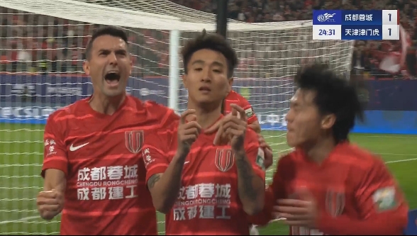  國腳連線！韋世豪高難度頭球吊射破門，胡荷韜送助攻蓉城1-1扳平