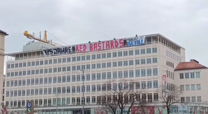  慕尼黑1860球迷掛橫幅嘲諷拜仁：紅色混蛋，慕尼黑是藍(lán)色的