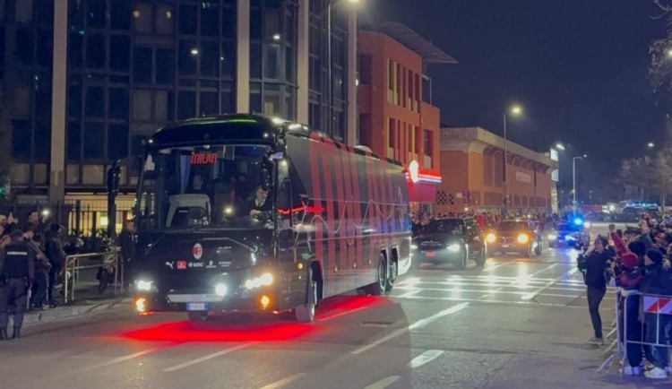  宣泄不滿！AC米蘭大巴抵達(dá)圣西羅時(shí)遭球迷噓聲 球迷延遲入場抗議