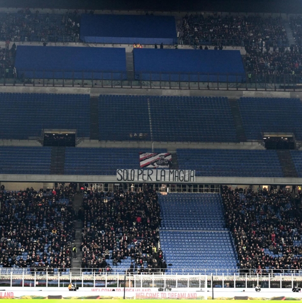  記者：米蘭球迷上半場(chǎng)持續(xù)高歌抗議高層，中場(chǎng)休息爆發(fā)巨大噓聲