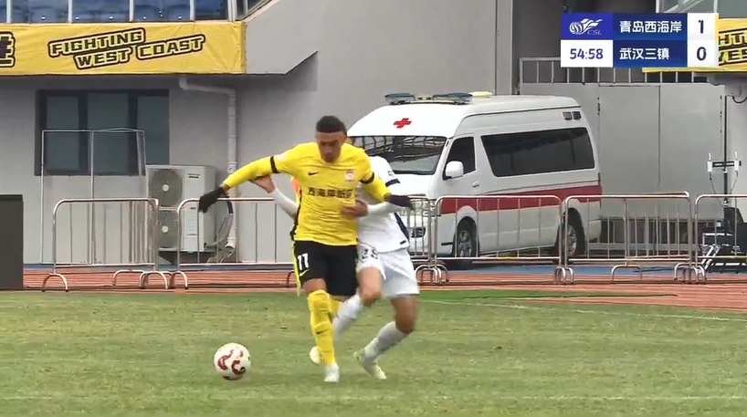  王毅停球失誤戰(zhàn)術(shù)犯規(guī)撞倒戴維森，領到本場第一張黃牌