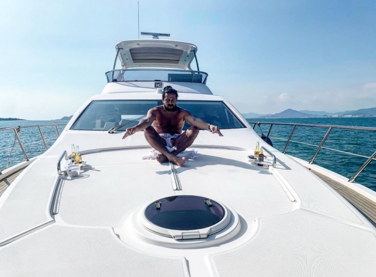  退役生活豐富多彩，洛國富游艇上練瑜伽