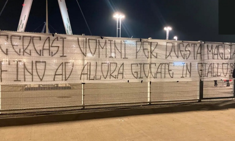  意媒：尤文部分球迷拉橫幅抗議，表達(dá)對(duì)球隊(duì)和管理層的不滿