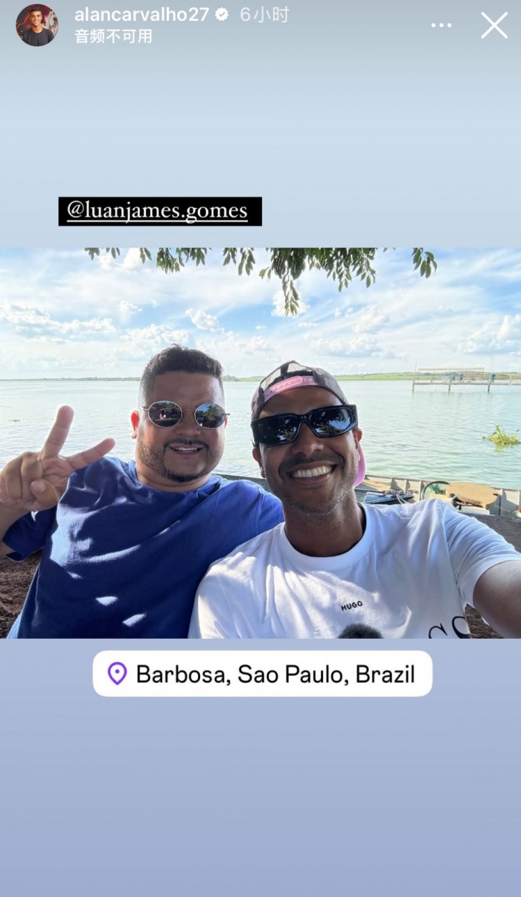  享受假期生活，阿蘭與友人在旅游勝地巴爾博薩市合影