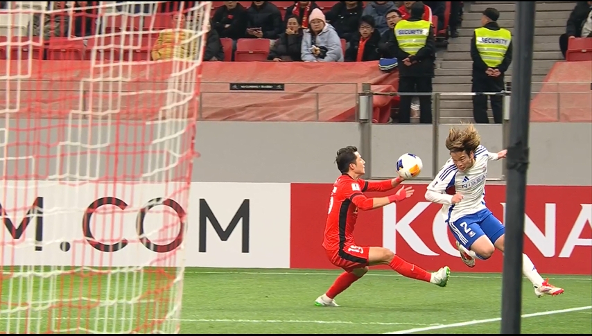  裁判沒看到！明天用手將球推出底線，橫濱要任意球&裁判給了角球