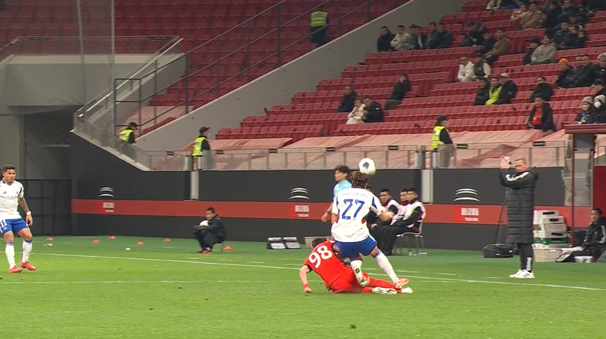  動作有點大！維塔爾側(cè)面飛鏟犯規(guī)，開場14分鐘染黃！