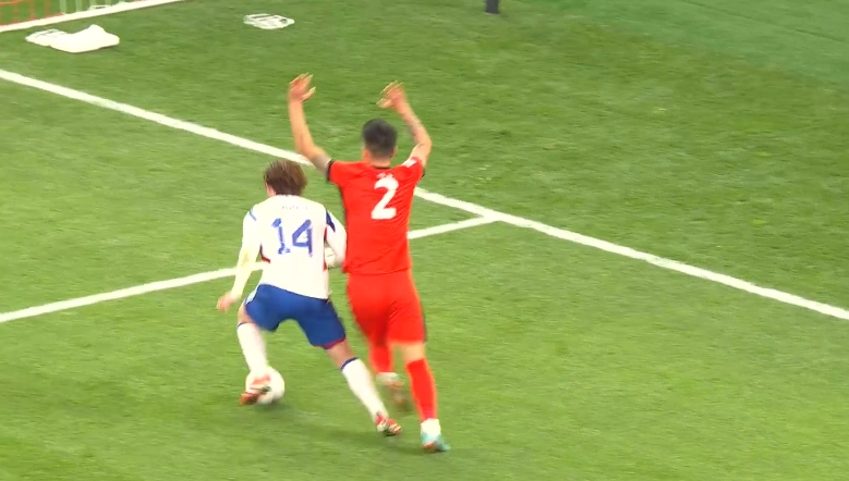  李昂被植中朝日切內(nèi)線不敢做動作，“高舉雙手”送對手下底倒三角