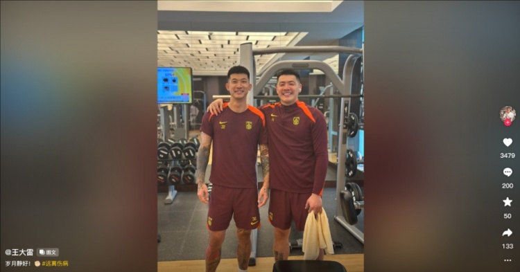  備戰(zhàn)世預(yù)賽！王大雷曬與劉殿座合照：歲月靜好，遠(yuǎn)離傷病