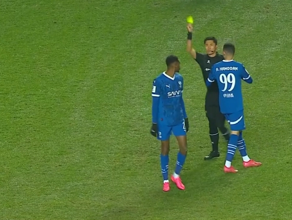  怒出黃牌拉都拉不??！馬寧疑似遭新月球員嘲諷，其補(bǔ)時(shí)判罰引爭(zhēng)議