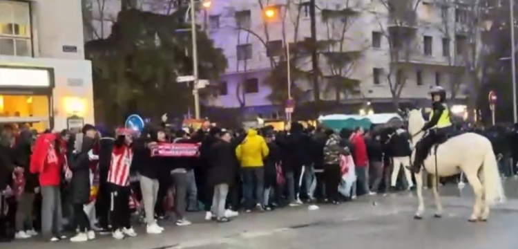  馬競球迷進入伯納烏時向人群投擲雜物，導致安保對其進行脫鞋檢查