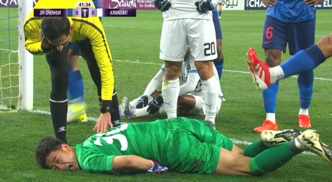  奮不顧身！鮑亞雄出擊救球被對方前鋒蹬到腹部，表情非常痛苦