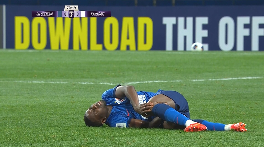  千萬(wàn)不要有事啊！阿馬杜拼搶中扭傷膝蓋，被擔(dān)架抬下場(chǎng)