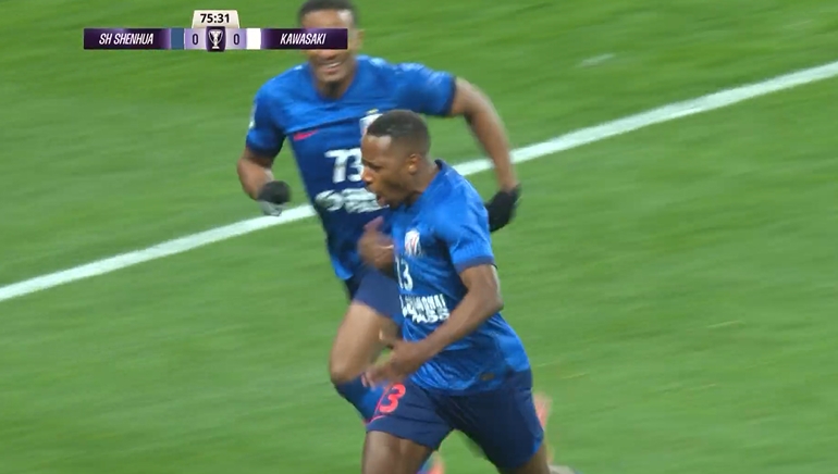  申花主場(chǎng)領(lǐng)先！馬納法凌空抽射，高井幸大解圍變搶點(diǎn)自擺烏龍！