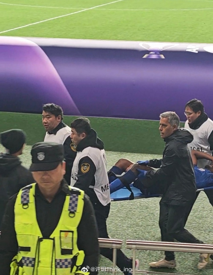  媒體人：非常不妙！離場(chǎng)時(shí)醫(yī)療主管羅賓用手扶著阿馬杜左膝