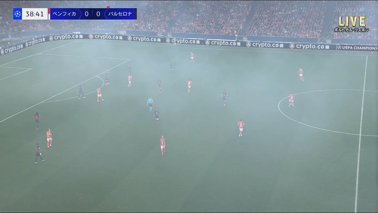  本菲卡球迷燃放煙花，現(xiàn)場(chǎng)煙霧繚繞