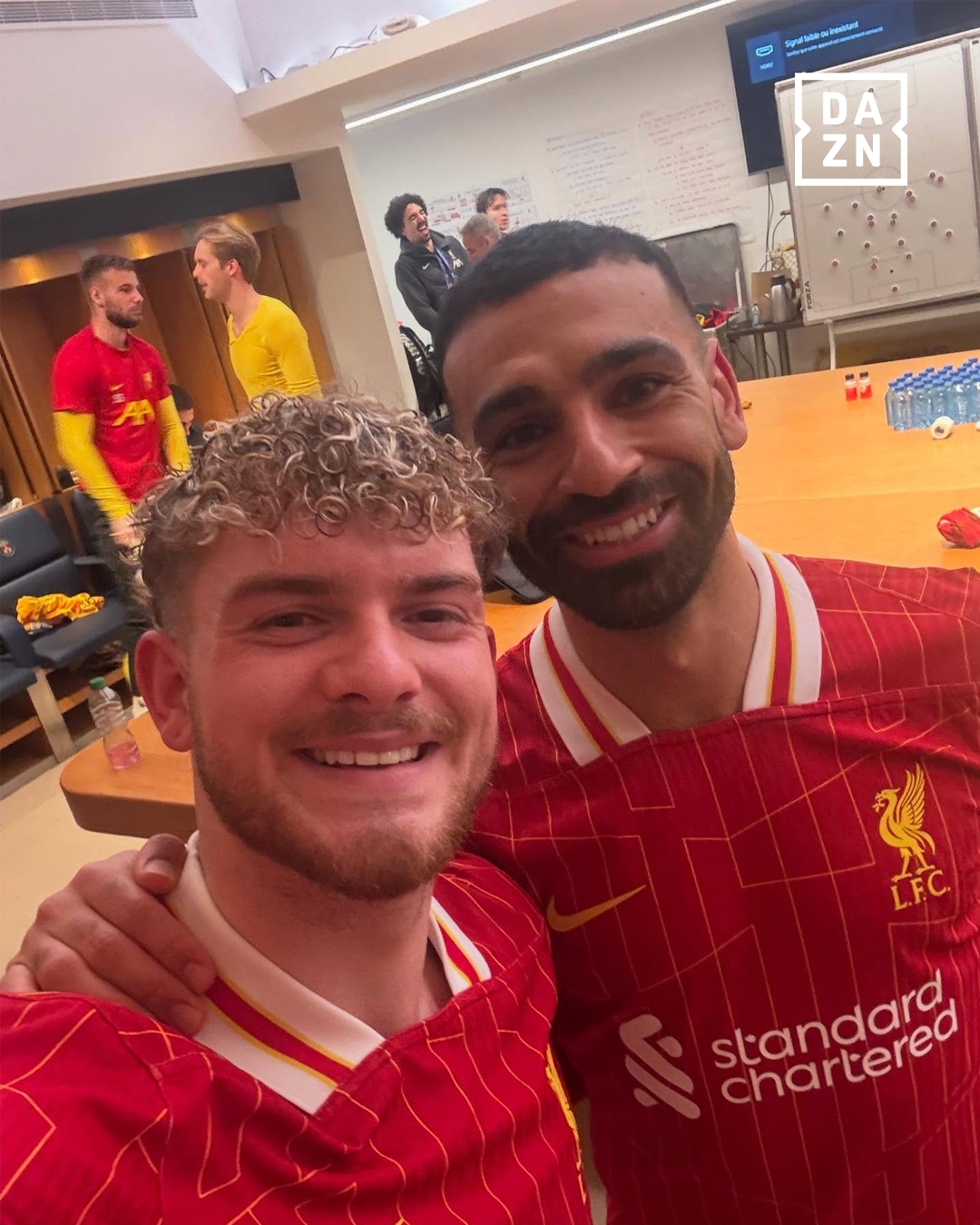  替補(bǔ)獻(xiàn)絕殺，薩拉赫社媒曬與進(jìn)球功臣埃利奧特合影慶祝勝利