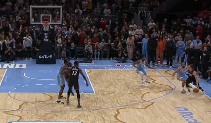  功虧一簣！鄧羅接球橫帶一步直接拔起三分命中 但無效&先踩線啦！