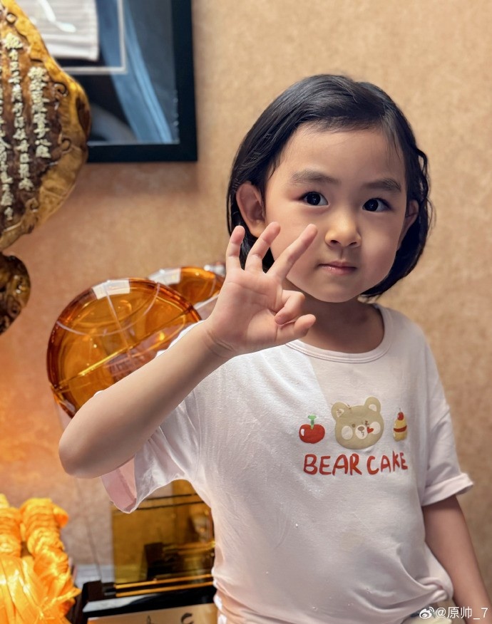  三分大賽三冠王！原帥曬三冠獎(jiǎng)杯：完成了女兒給安排的任務(wù)！