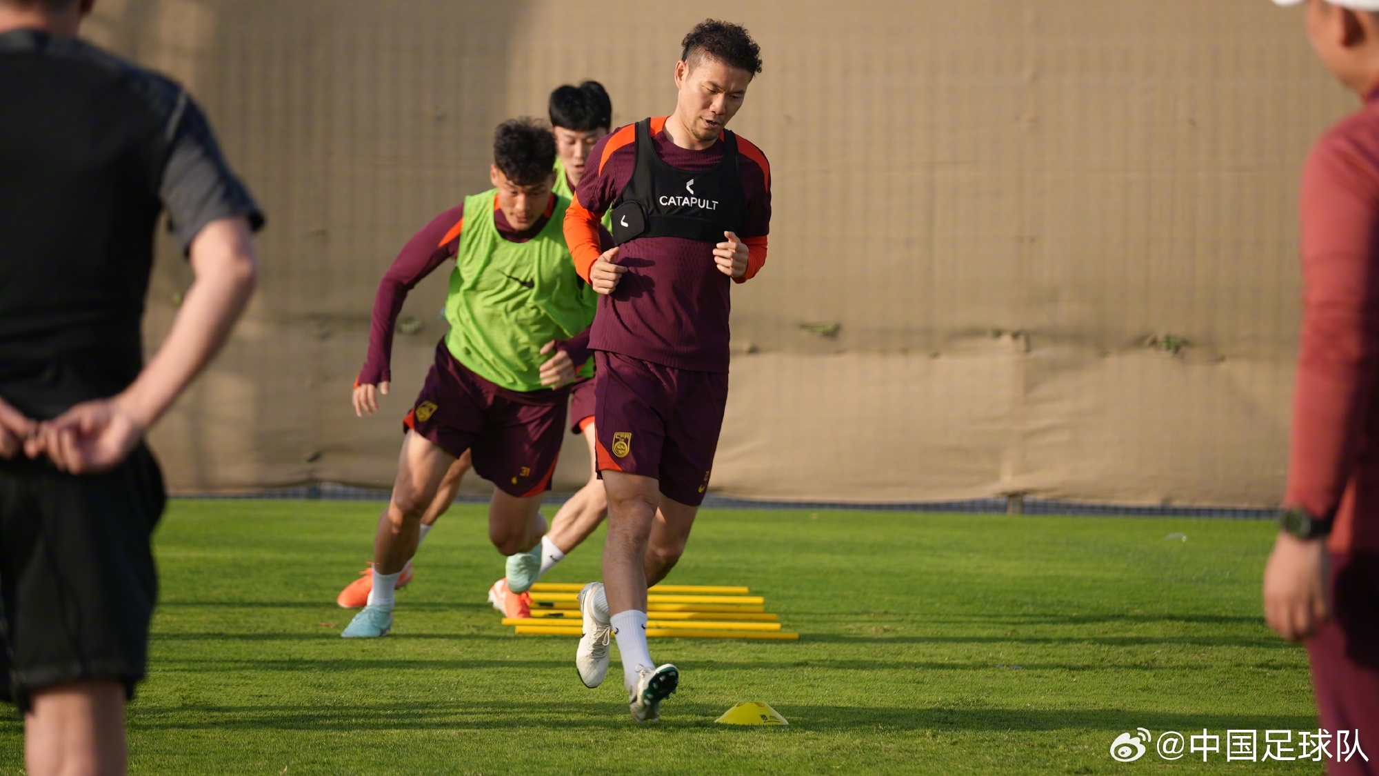  將對(duì)陣沙特&澳大利亞！國(guó)足官方：補(bǔ)招泰山中場(chǎng)李源一參與集訓(xùn)