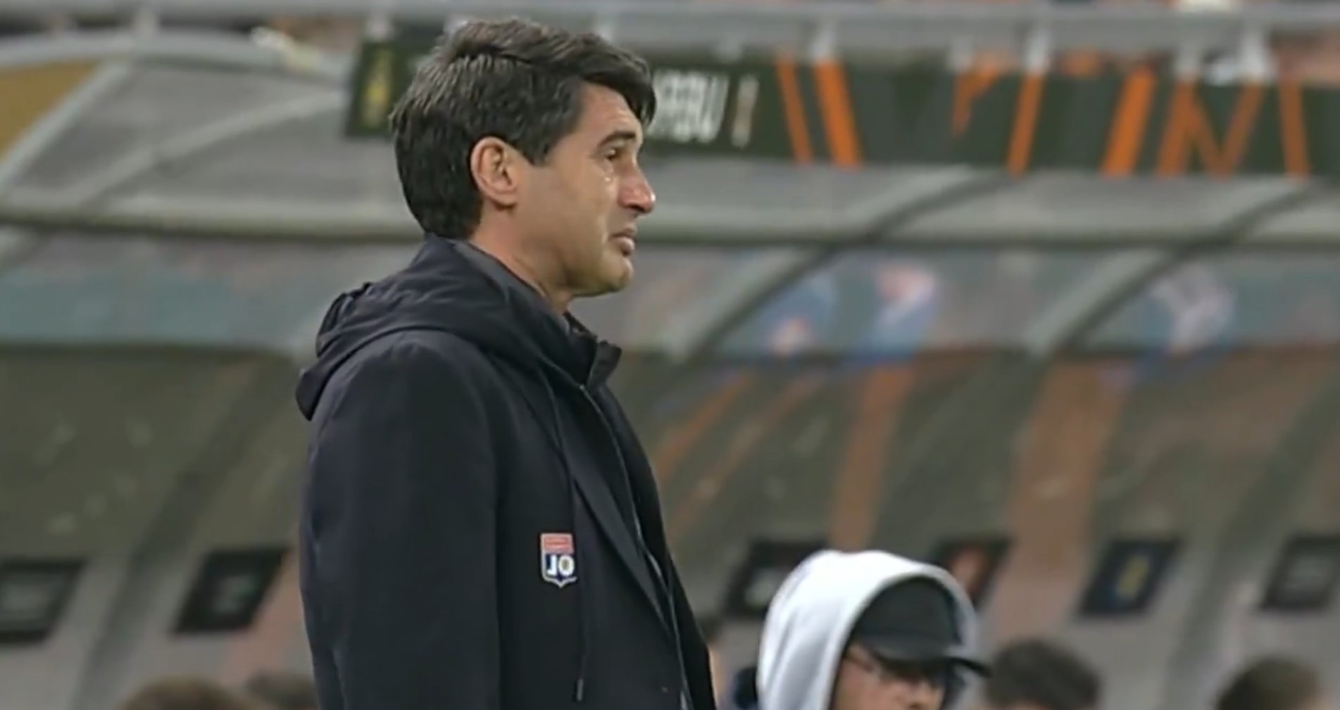  禁賽9個月！里昂進(jìn)球后豐塞卡被眾將擁抱，忍不住當(dāng)場哭了