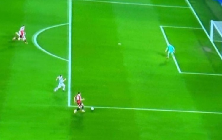  絕佳機會未傳球！霍伊倫比賽中向達洛特表達不滿，對方擊掌致歉