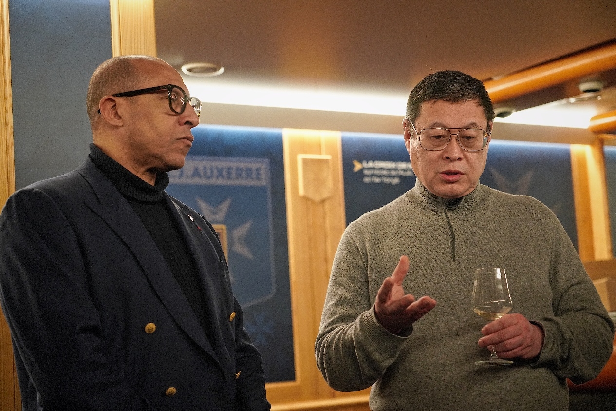  法國(guó)足協(xié)主席迪亞洛做客歐塞爾，并與董事會(huì)主席周云杰會(huì)晤