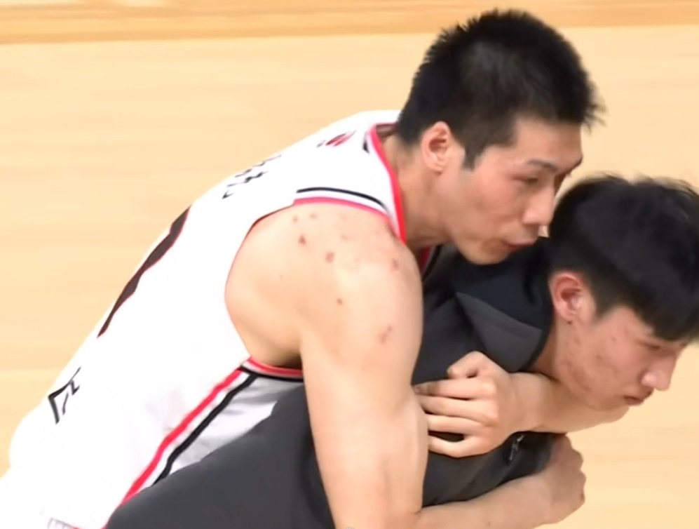  違體犯規(guī)！山西外援古德溫追防任駿飛 在空中左手將后者摟倒在地