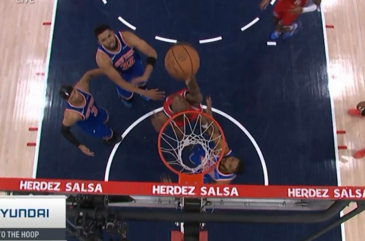  回頭望月！小卡猶豫步突破 籃下面對圍剿背對籃筐拋進