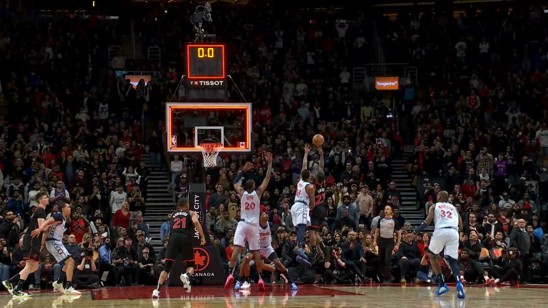  本來(lái)都在慶祝了！謝德舍身殺入內(nèi)線絕殺上籃打進(jìn) 但回放確認(rèn)超時(shí)