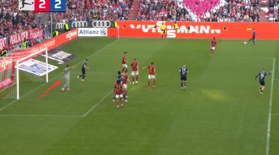  小孩哥心里苦！丟球前烏爾比希指出防守隱患，無人協(xié)防&博伊冒頂