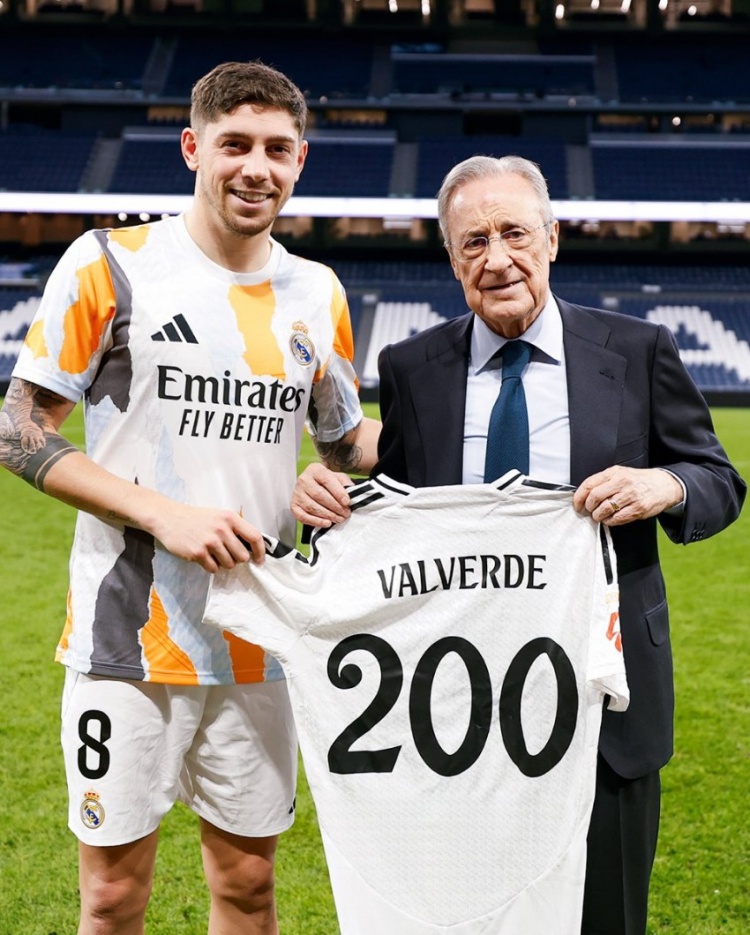  巴爾韋德代表皇馬出戰(zhàn)200場西甲，賽后獲贈(zèng)紀(jì)念球衣